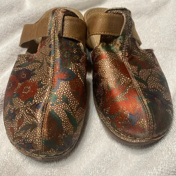 Floral Patterned Clogs - Picture 1 of 4